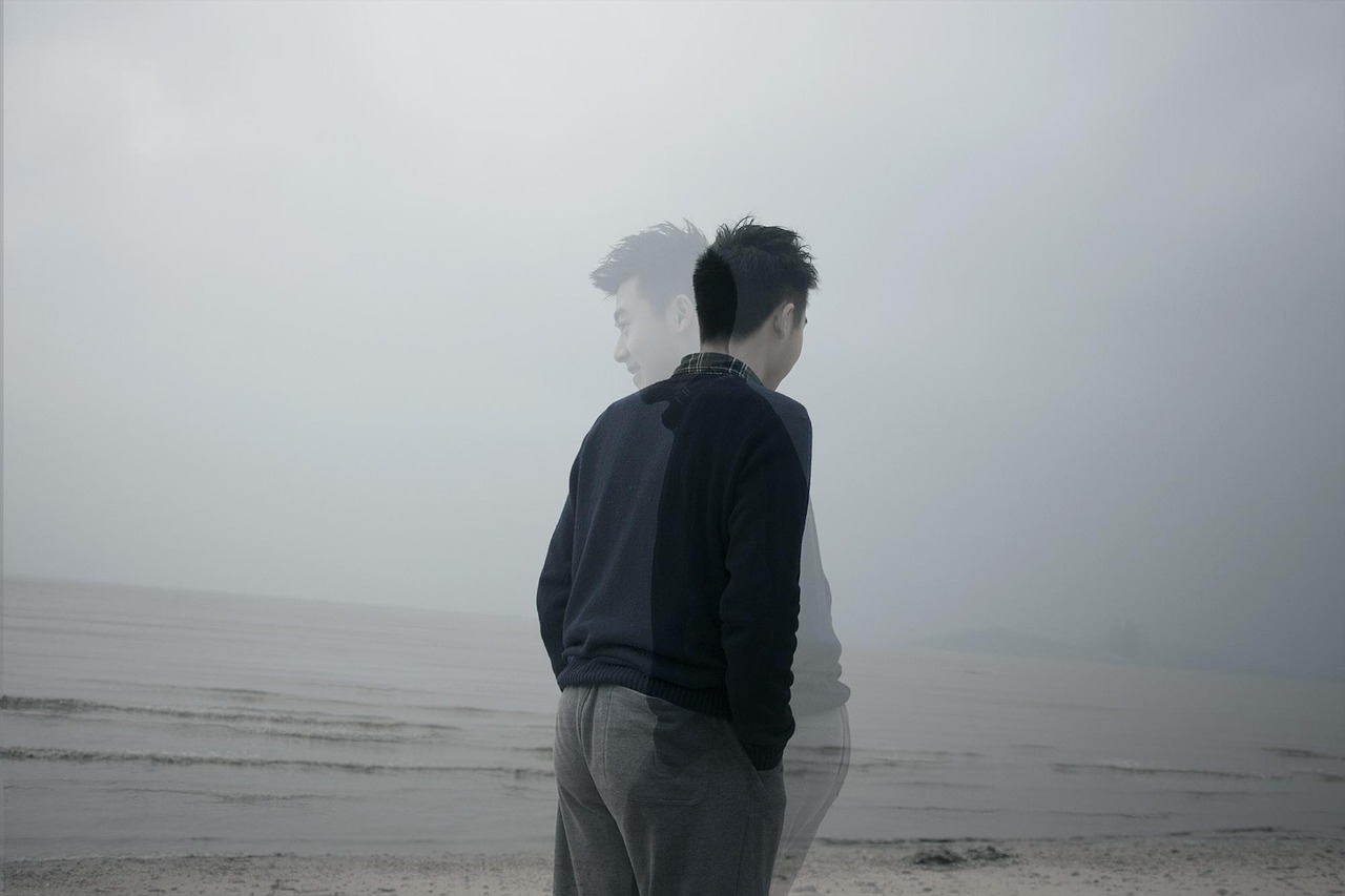 光影交織中的青春印記，趙露思最新照片背景曝光