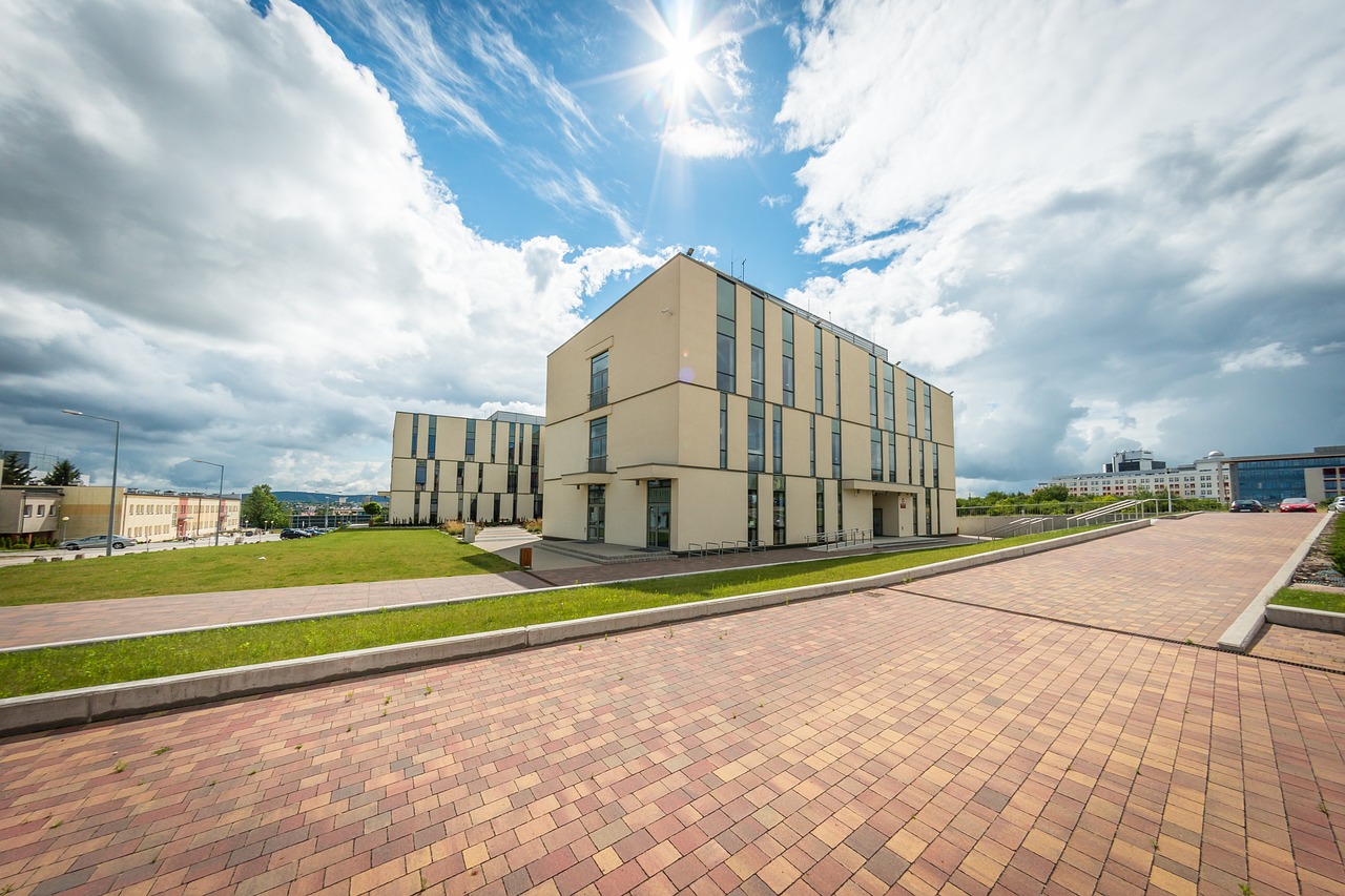 牛津大學研究揭示，前沿科技對教育體系的影響與啟示